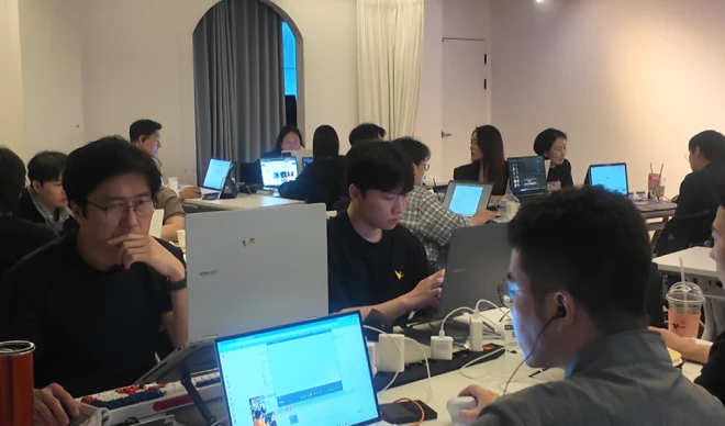 노트북 화면을 앞에 두고 실습 내용을 함께 살펴보는 오프라인 수업 현장